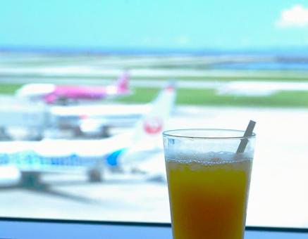 フライト待ちのオレンジジュース フライト待ちのオレンジジュース 空港,カフェ,コップの写真素材