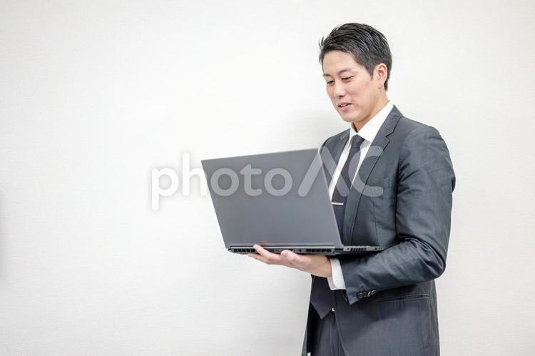 PCとビジネスマン 男性,ビジネスマン,スーツの写真素材