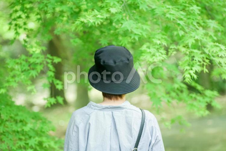 ＜人物素材＞公園で道に迷い悩む女性 女性,悩む,迷うの写真素材