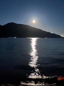 支笏湖 支笏湖 リフレクション,水鏡,満月の写真素材