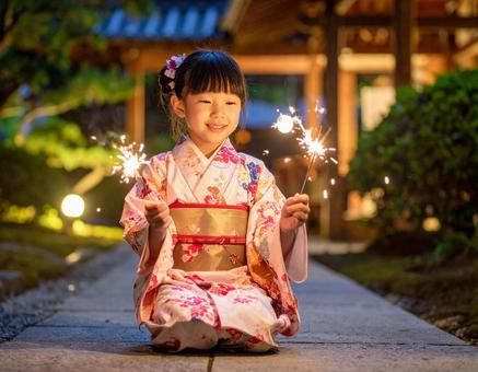 夏の夜に輝く笑顔 夏の夜に輝く笑顔の写真