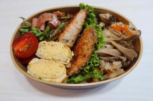 魚フライと炊き込みご飯のお弁当 魚フライと炊き込みご飯のお弁当 弁当,キノコ,炊き込みの写真素材