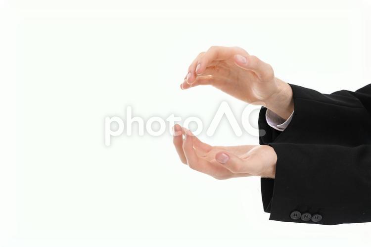 包み込むポーズの両手 包み込む,まる,両手の写真素材