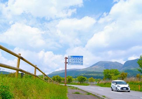 春の高原をドライブの写真