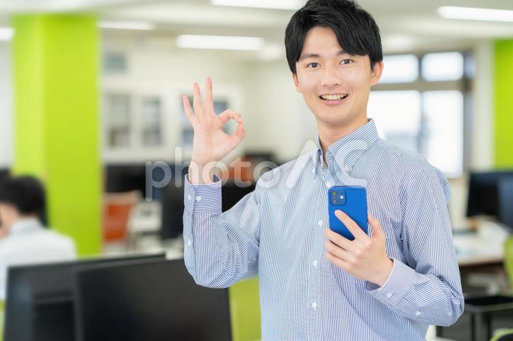 オフィスで働く男性エンジニア ビジネス,エンジニア,新入社員の写真素材