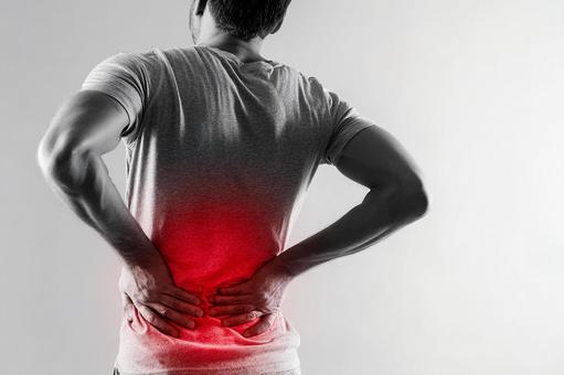 腰を抑えて苦しむ男性のポートレート 腰を抑えて苦しむ男性のポートレートの写真