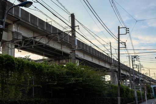 夏 夕暮れの新幹線高架下 夏 夕暮れの新幹線高架下の写真