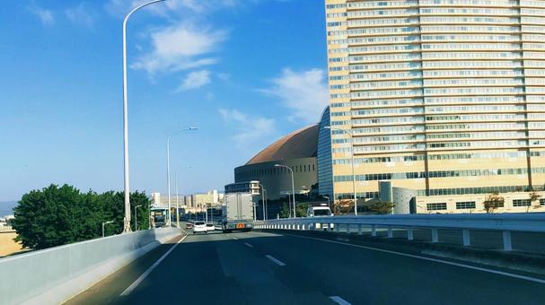 走る都市高速前方に見える大型ホテル ホテル,大型施設,福岡都市高速道路の写真素材