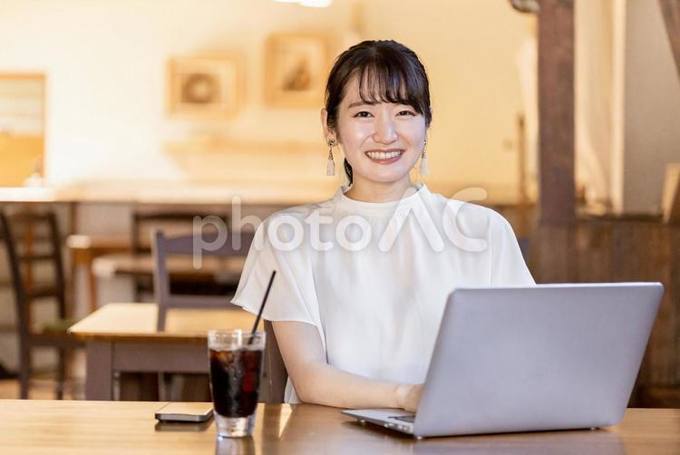 カフェでテレワークするビジネスウーマン テレワーク,カフェ,ノートパソコンの写真素材