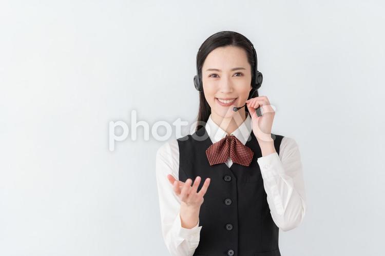 白バックの若い女性のオペレーター オペレーター,コールセンター,女性の写真素材