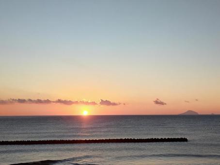 静岡河津・日の出 静岡県河津,日の出,早朝の写真素材