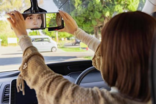 若い女性 運転 ルームミラー 若い女性 運転 ルームミラー 女性,ドライブ,ハンドルの写真素材