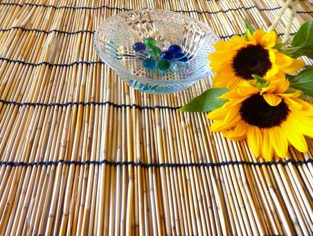夏のインテリア ひまわり ビー玉 簾 夏のインテリア ひまわり ビー玉 簾 すだれ,夏,季節の写真素材