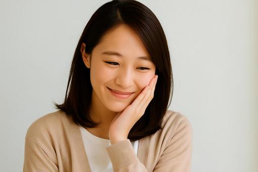 恥ずかしそうに微笑む女性 恥ずかしそうに微笑む女性の写真