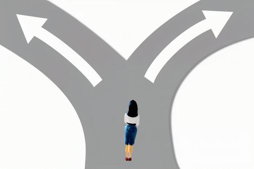 二つの道の前で悩む女性 分かれ道,選択肢,ビジネスの写真素材