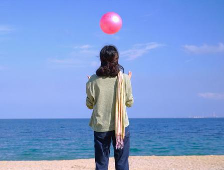 ボール＆女性③ 海,人,ボールの写真素材