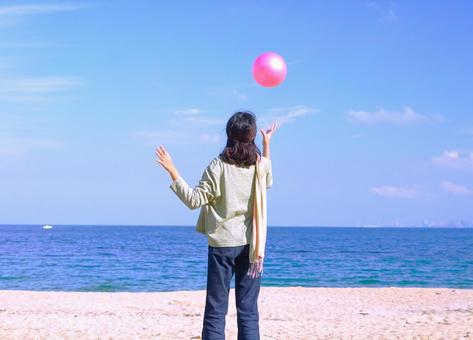 ボール＆女性② 海,人,ボールの写真素材