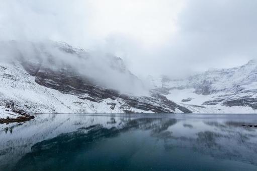 激しく雪が降るレイクマッカーサー マッカーサー湖,カナディアンロッキー,雪の写真素材