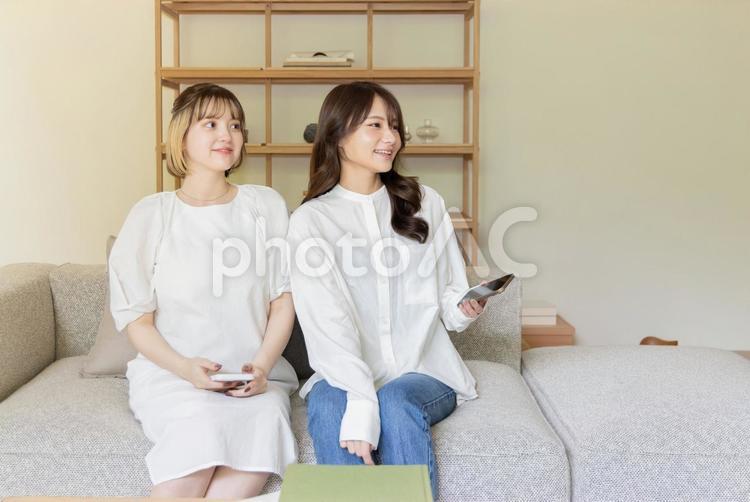 スマホを使う2人の女性 スマホを使う2人の女性 女性,ビジネス,スマートフォンの写真素材