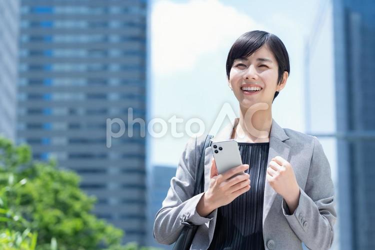 オフィス街で働く若いビジネスウーマン ビジネス,女性,ビジネスウーマンの写真素材