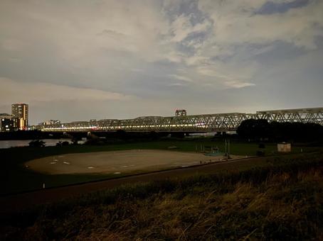 荒川グラウンドと鉄道陸橋夕暮れ〜夜2 荒川グラウンドと鉄道陸橋夕暮れ〜夜2の写真