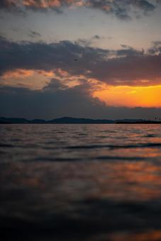 夕焼けに染まる水面と空 夕焼け,日没,サンセットの写真素材
