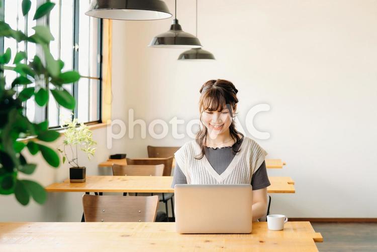 カフェでパソコンを使う女性（コーヒー） パソコン,女性,カフェの写真素材