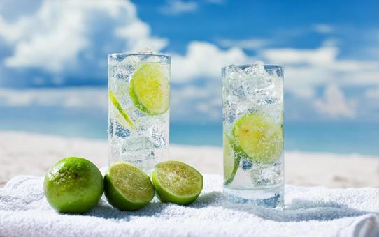 白い砂浜に置かれた夏らしい一杯 白い砂浜に置かれた夏らしい一杯の写真