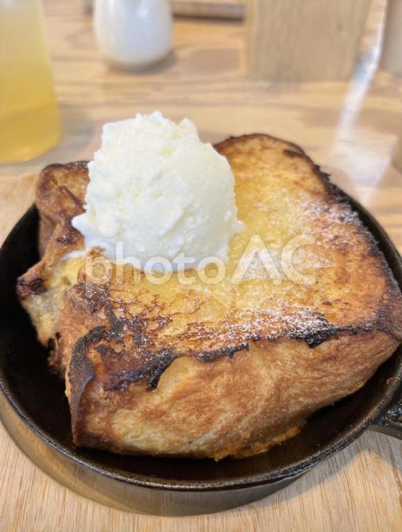 アイスの乗ったフレンチトースト フレンチトースト,スイーツ,デザートの写真素材