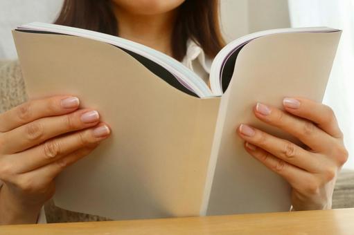 本を読む女性 女性,読書,本の写真素材