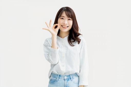 OKポーズをする笑顔の女性 OKポーズをする笑顔の女性 女性,ok,笑顔の写真素材