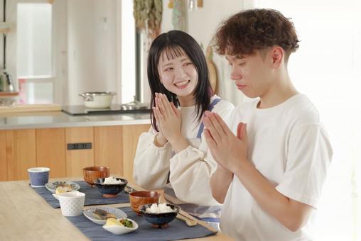 幸せそうに食事をする若いカップル 笑顔,幸せ,新婚の写真素材