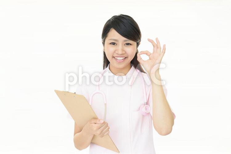 OKサインを出す笑顔の看護師 女性,女,看護師の写真素材