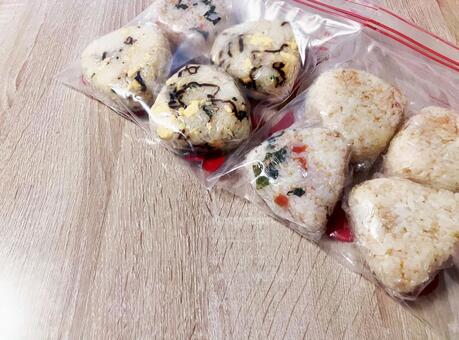 手作りおにぎりの作り置きストック おにぎり,手作り,作り置きの写真素材