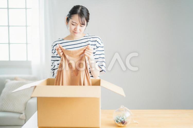 届いた商品に納得がいかない女性（不良品・返品） 不良品,返品,交換の写真素材