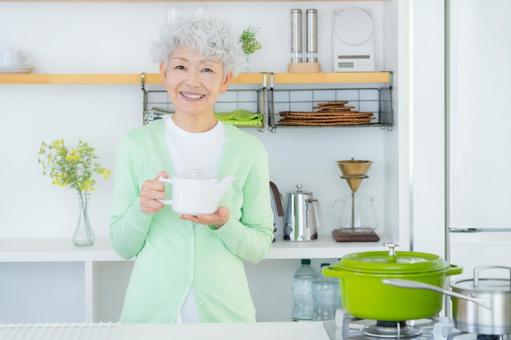 キッチンで料理をするシニア女性 キッチンで料理をするシニア女性 シニア,女性,老後の写真素材