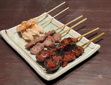 日本の焼き鳥炭火焼き盛り合わせ和皿ゆげ 日本の焼き鳥炭火焼き盛り合わせ和皿ゆげ 焼き鳥,炭火,盛り合わせの写真素材