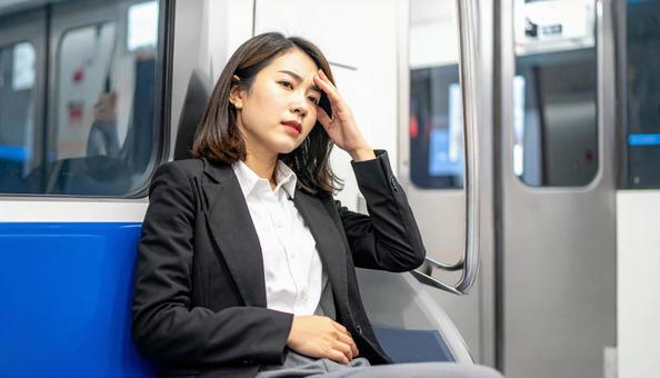 電車内で体調が悪くなった日本人女性 電車内で体調が悪くなった日本人女性の写真