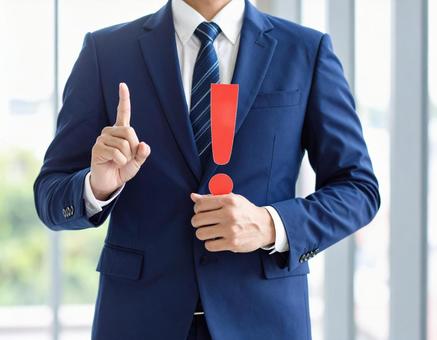注意! !を片手に持つ日本人ビジネスマン 注意! !を片手に持つ日本人ビジネスマンの写真