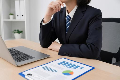 資料を確認するビジネスマンの上半身 資料を確認するビジネスマンの上半身の写真