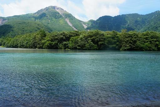 夏の上高地(大正池)の風景 夏の上高地(大正池)の風景 焼岳,大正池,長野の写真素材