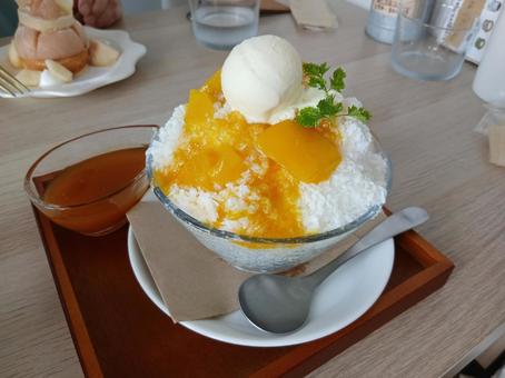バニラアイスがのったマンゴーミルクかき氷 バニラアイスがのったマンゴーミルクかき氷 アイス,デザート,かき氷の写真素材