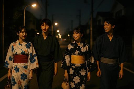 花火大会の帰り道を歩く浴衣姿の若者たち 花火大会の帰り道を歩く浴衣姿の若者たちの写真