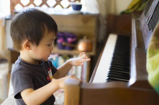 2-year-old child interested in piano, un enfant, piano, deux ans, JPG