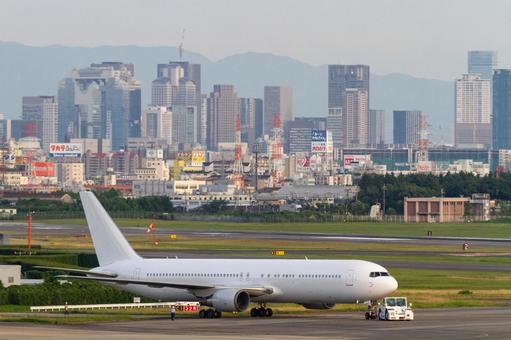 整備中｜真っ白｜旅客機 飛行機,空港,駐機の写真素材