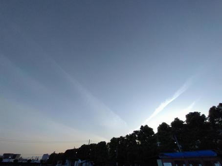 夕陽に映える彩雲 夕陽に映える彩雲の写真