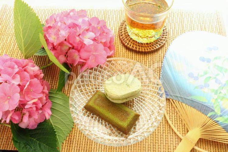 アジサイを飾っておやつタイム　１ スイーツ,紫陽花,デザートの写真素材