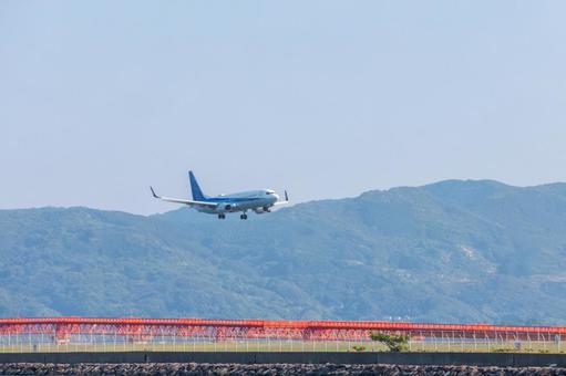 長崎空港沿岸の夕焼けの航空シーン 長崎空港沿岸の夕焼けの航空シーンの写真