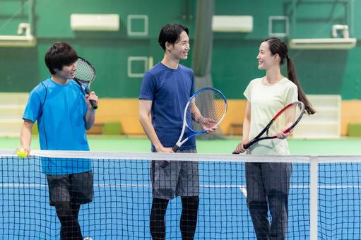 スポーツジムでテニスをする若い男女 テニス,テニススクール,スポーツジムの写真素材