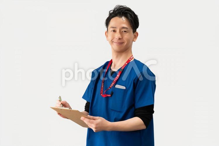 優しく微笑む医療スタッフの男性 男性,医療,医者の写真素材